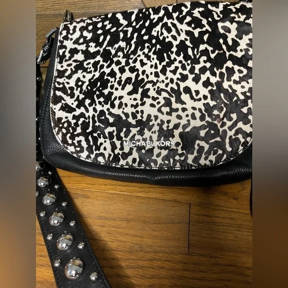 LIKE NEW Michael Kors Black & White Animal Print Leather Crossbody Studded Strap - Picture 5 of 9